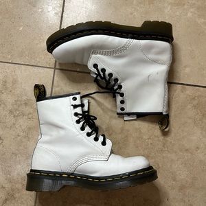 DR MARTENS 1460 8-eye boot size 6 white